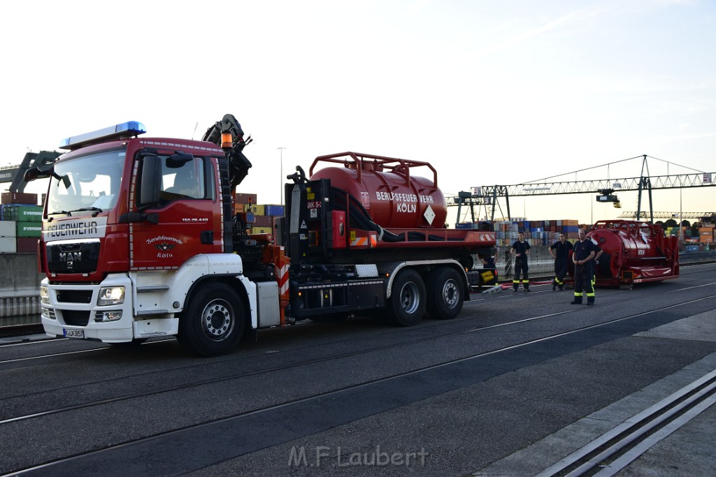 Havarie Wassereinbruch Motorraum beim Schiff Koeln Niehl Niehler Hafen P168.JPG - Miklos Laubert